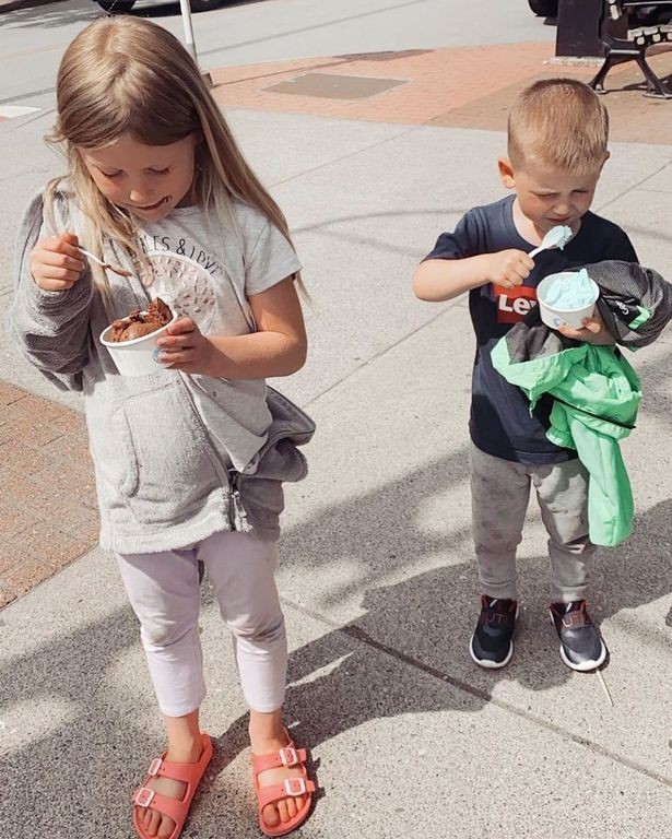 Seus filhos, Ariana e Jack, com roupas baratas e sujos de sorvete (Foto: Reprodução/Instagram)