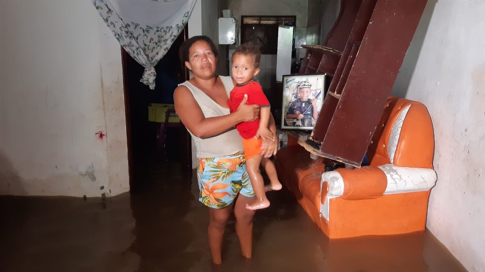 Casas ficaram alagadas em Canguaretama; Maria da Conceição perdeu praticamente todos os móveis — Foto: Sérgio Henrique Santos/Inter TV Cabugi