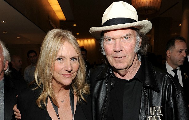 Em julho, o músico e compositor Neil Young pediu divórcio da esposa, Pegi (foto), pondo fim a 32 anos de casamento. Menos de dois meses depois, ele foi fotografo aos beijos e abraços com a atriz Daryl Hannah. (Foto: Getty Images)