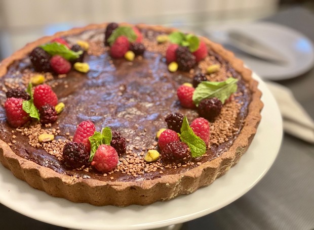 Finalize a torta de chocolate sem glúten com frutas vermelhas, pistache e hortelã (Foto: Bake and Cake Gourmet / Divulgação)