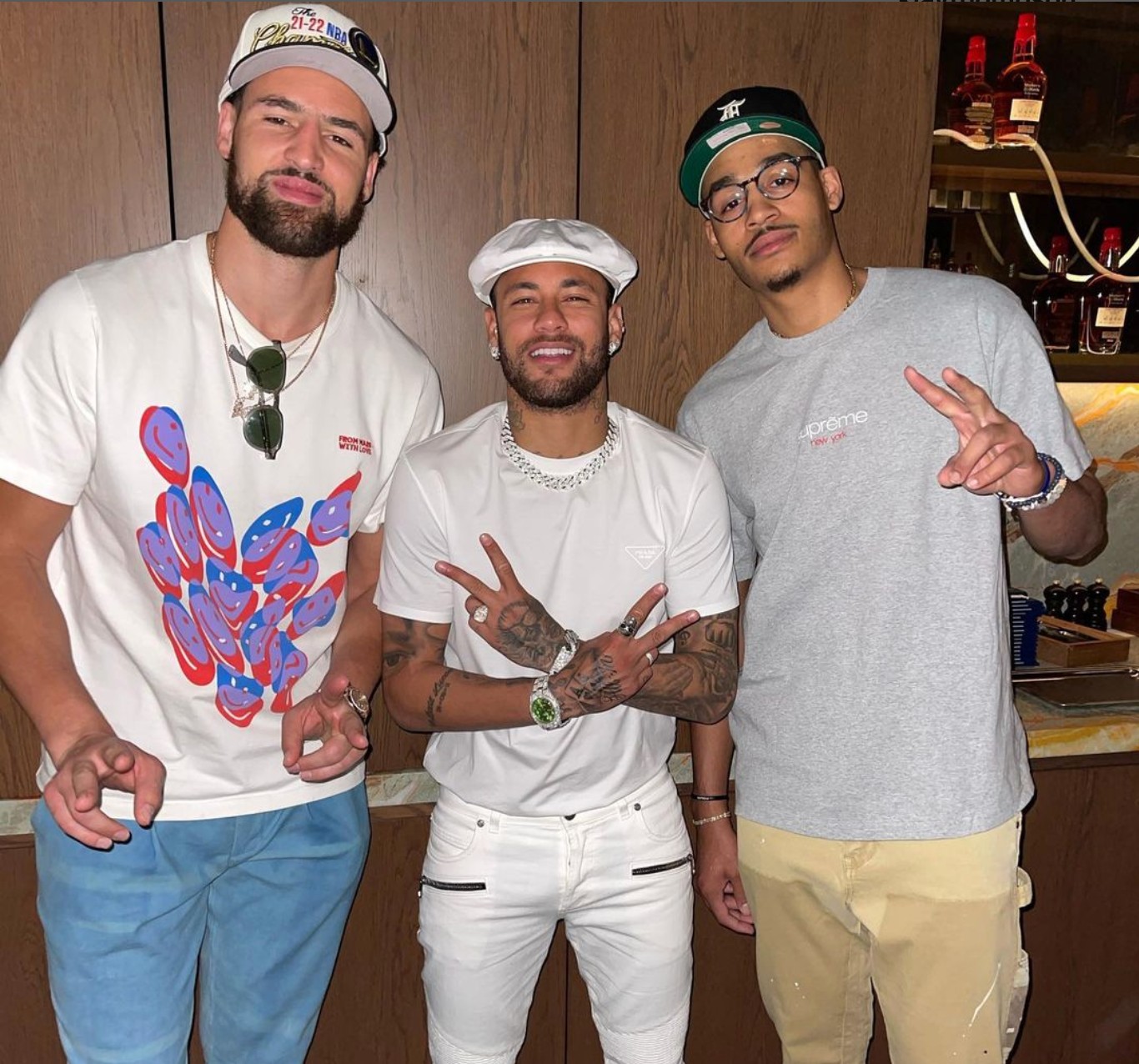 Neymar, ao centro da foto, ao lado de Klay Thompson e Jordan Poole, campeões da NBA pelo Golden State Warriors (Foto: Reprodução / Instagram)