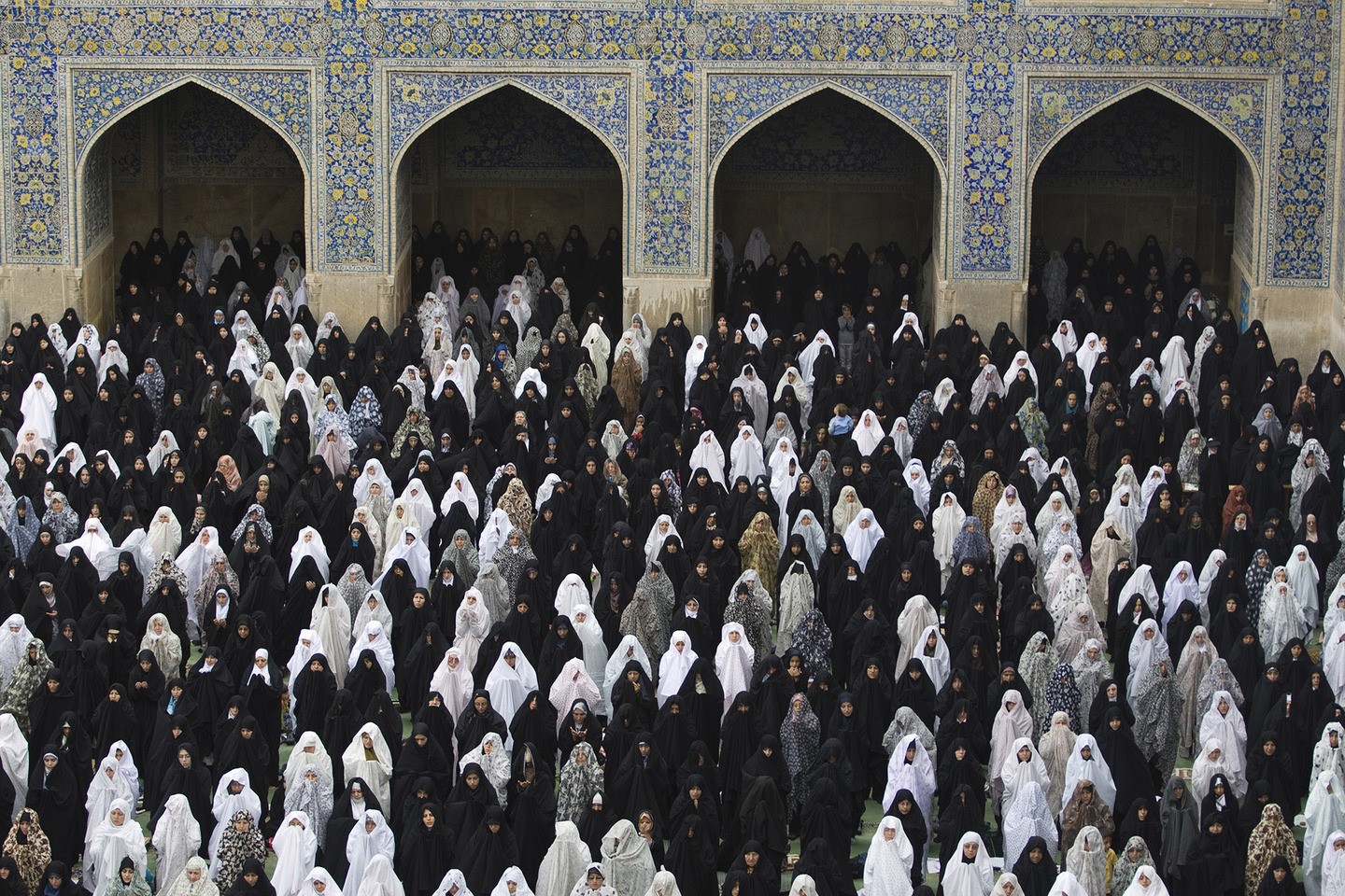 Mulheres reunidas para a oração de Sexta-feira, no mosteiro de Iman, em Isfahan (Foto: Reprodução)