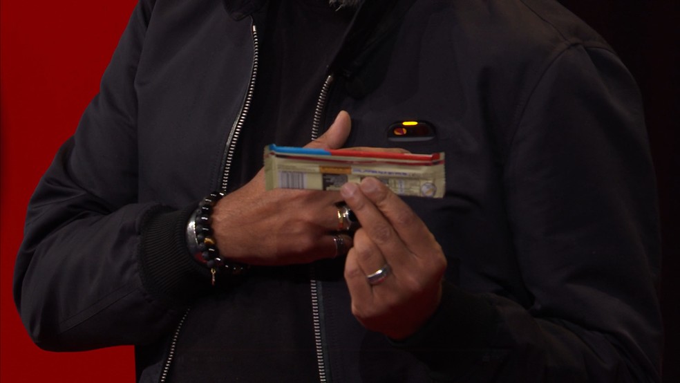 Dispositivo reconhece alimento e recomenda que usuário não faça o consumo devido a uma alergia que ele tem — Foto: Reprodução/TED