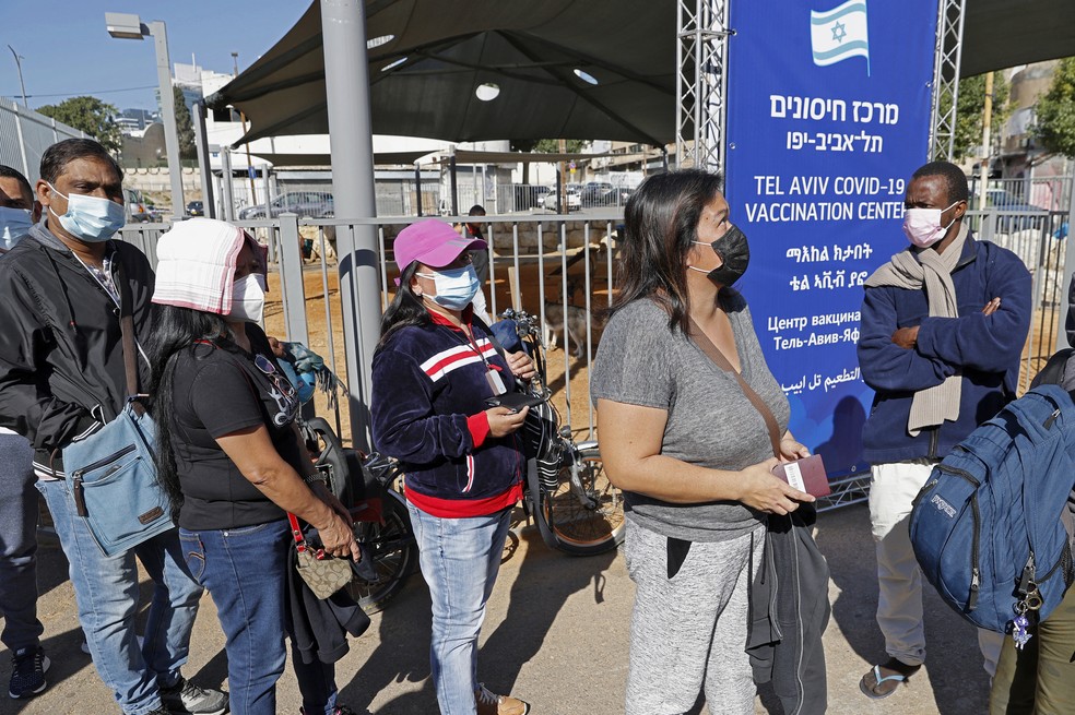 Moradores estrangeiros esperam em fila de vacinação para a Covid-19 em Tel Aviv, Israel, no dia 9 de fevereiro. — Foto: Jack Guez / AFP