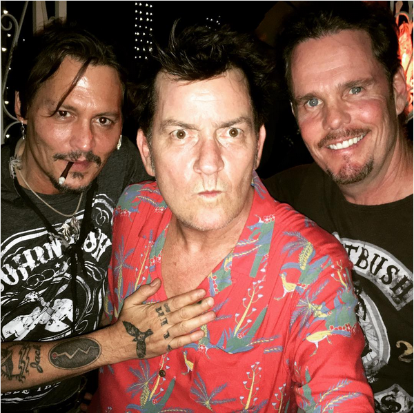 Johnny Depp, Charlie Sheen e Kevin Dillion na festa de 30 anos do lançamento de Platoon (Foto: Instagram)