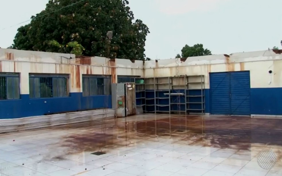 Sem telhado há dois meses, objetos de escola no oeste da Bahia se perdem na chuva (Foto: Reprodução/TV Oeste)