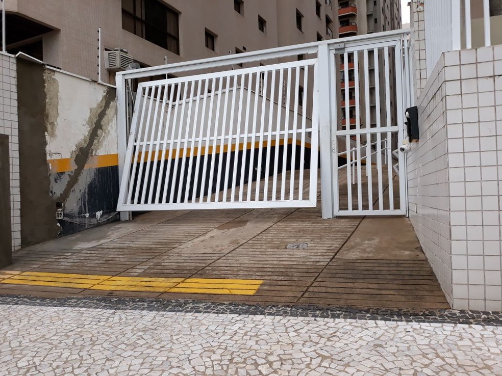 Portões do Condomínio Solaris, em Guarujá, foram arrombados por manifestantes do MTST, que invadiram triplex atribuído a Lula (Foto: João Amaro/G1)