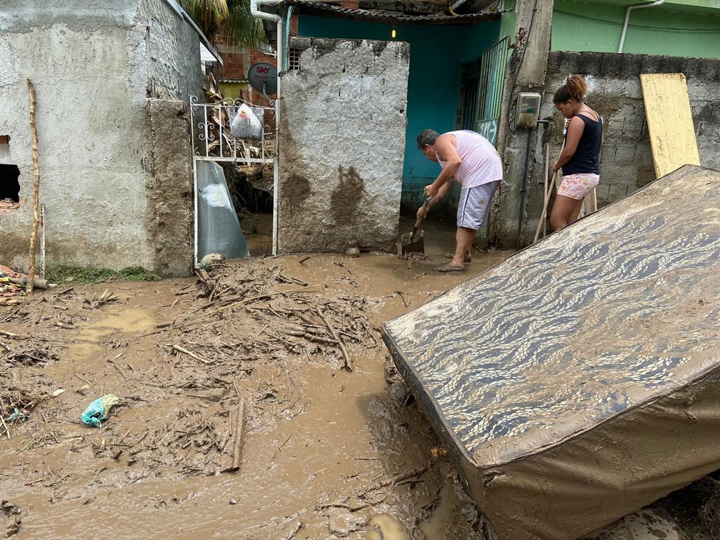 Moradores de Nova Iguaçu limpam casas e contam prejuízos após temporal. Idosa morreu levada pela enxurrada — Foto: Lívia Torres/ TV Globo