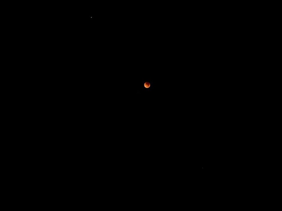 Eclipse lunar visto do Bairro Parangaba, em Fortaleza. — Foto: Vanda/ Arquivo pessoal