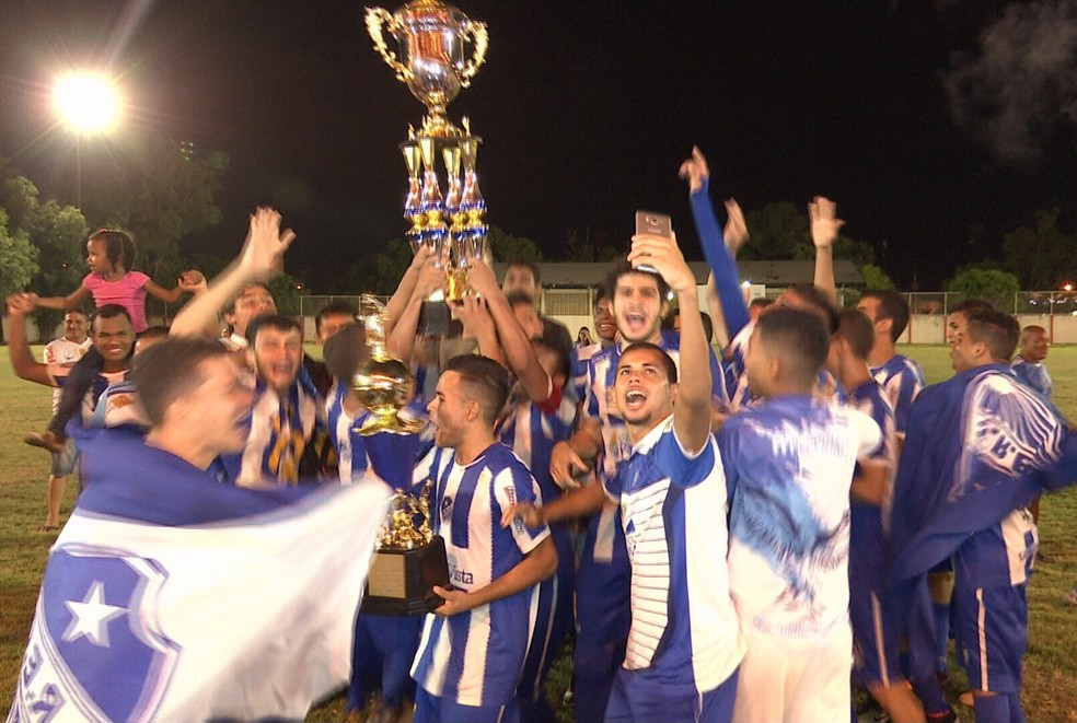 São Raimundo-RR ergue a taça de campeão do segundo turno e do título estadual Sub-20 (Foto: Reprodução/Rede Amazônica Roraima)