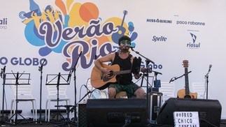 Fred Chico deu boas-vindas ao público ao abrir a programação musical no palco do Verão Rio — Foto: Rebecca Maria