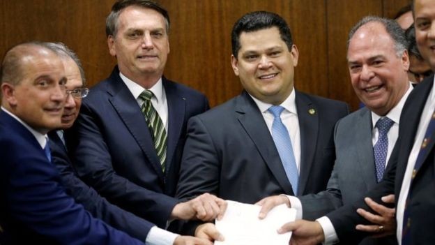 BBC - Bolsonaro assina plano econômico (Foto: REUTERS/ADRIANO MACHADO via BBC)