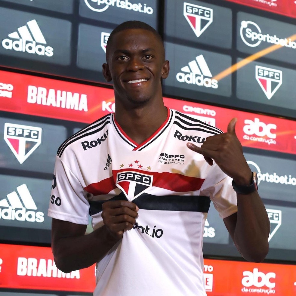 Andrés veste a camisa do São Paulo; jogador teve o nome publicado no BID — Foto: Rubens Chiri / saopaulofc