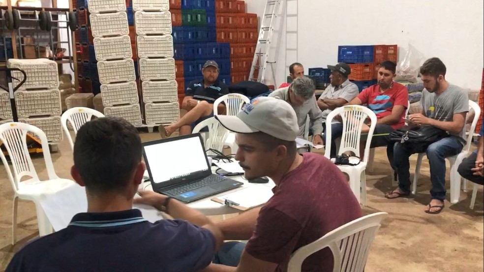 Reunião dos produtores da OCS após visita na propriedade do seu Genival — Foto: Juliana Borges/G1