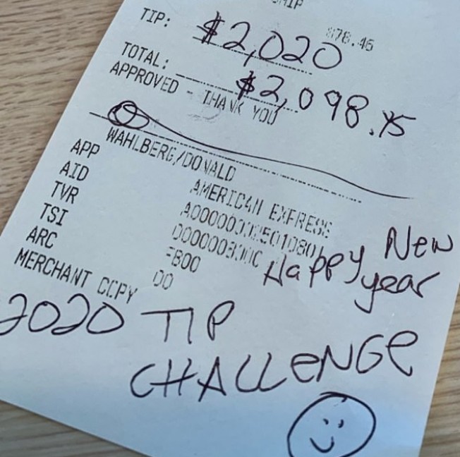 A conta com a gorjeta e US$ 2020 (R$8 mil) deixada pelo ator e músico Donnie Wahlberg (Foto: Instagram)
