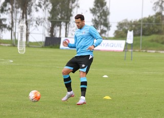 Roger esboça 1º time em Quito com Bobô, em treino sem Fred e Walace