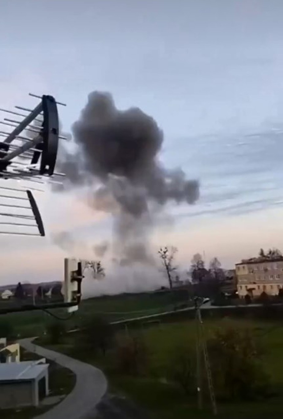 Frame de vídeo verificado pelo New York Times mostra explosão de origem ainda desconhecida em Przewodow. na Polônia