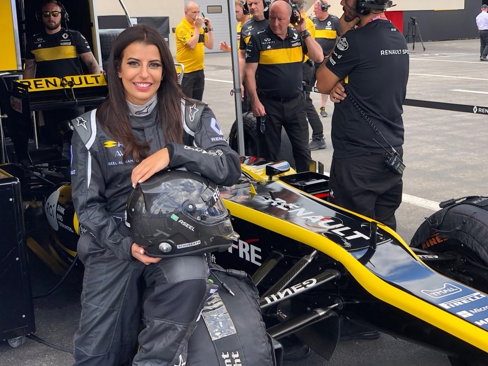 Aseel Al-Hamad foi a primeira saudita a pilotar um F1 — Foto: Divulgação