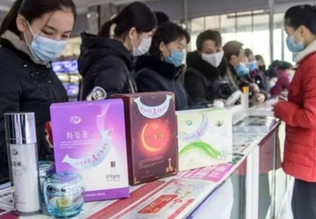 As embalagens de produtos na Coreia do Norte podem ter mudado nos últimos anos, pelo menos a julgar pelas embalagens de doces (Foto: GETTY IMAGES (via BBC))
