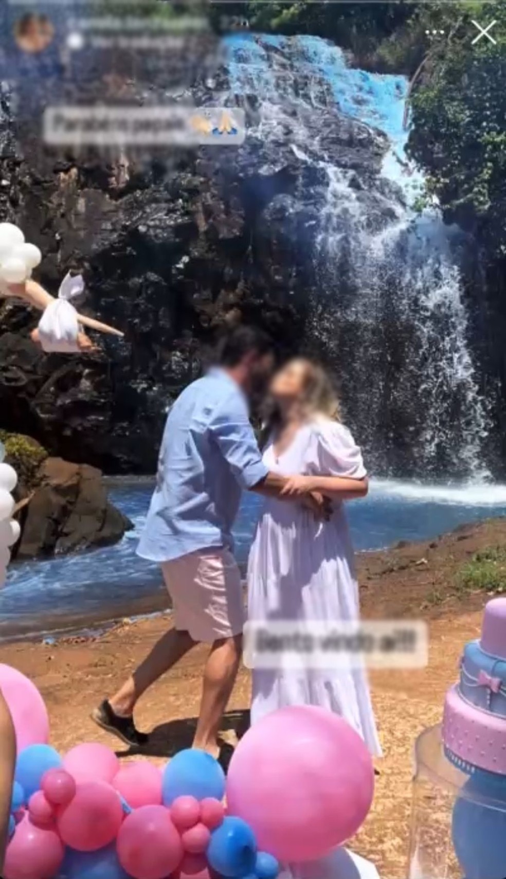 Casal tinge cachoeira para anunciar sexo de bebê em MT.  — Foto: Reprodução 