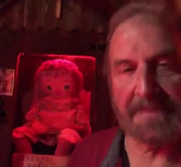 Tony Spera no vídeo em que desmete fuga da boneca Annabelle (Foto: YouTube)