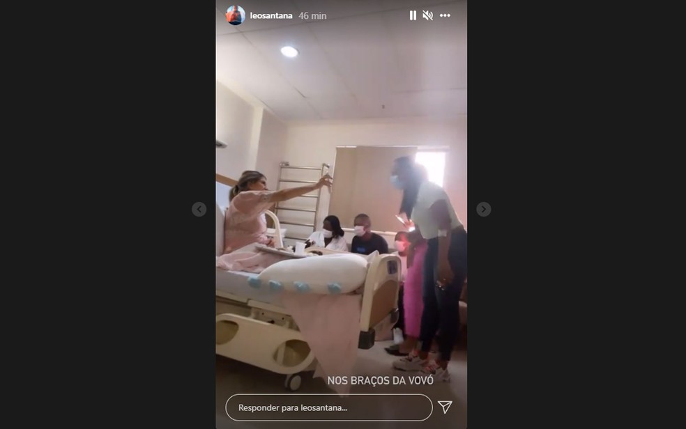 Léo mostra foto em família após parto de Liz — Foto: Reprodução/Instagram