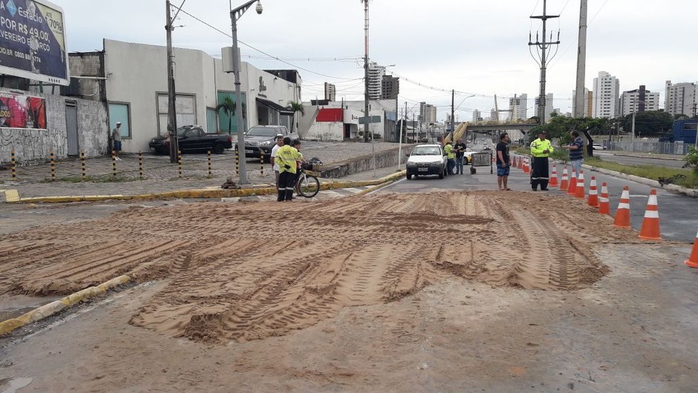 Trecho foi aterrado, após asfalto da avenida Prudente de Morais, na Zona Sul de Natal, ceder  (Foto: Heloisa Guimarães/Inter TV Cabugi)