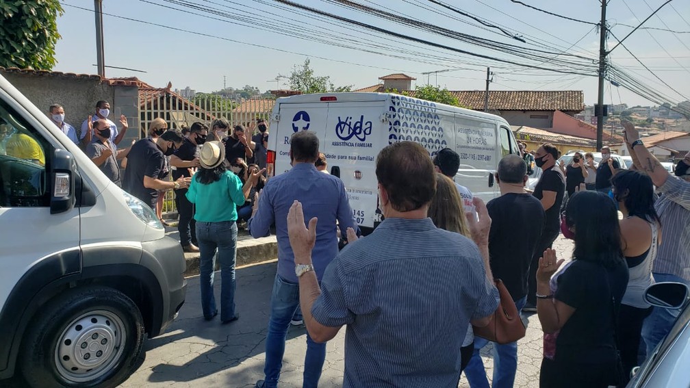 Cortejo Em Homenagem A Parrerito Reune Dezenas De Parentes Amigos E Fas Do Cantor Do Trio Parada Dura Fotos Minas Gerais G1