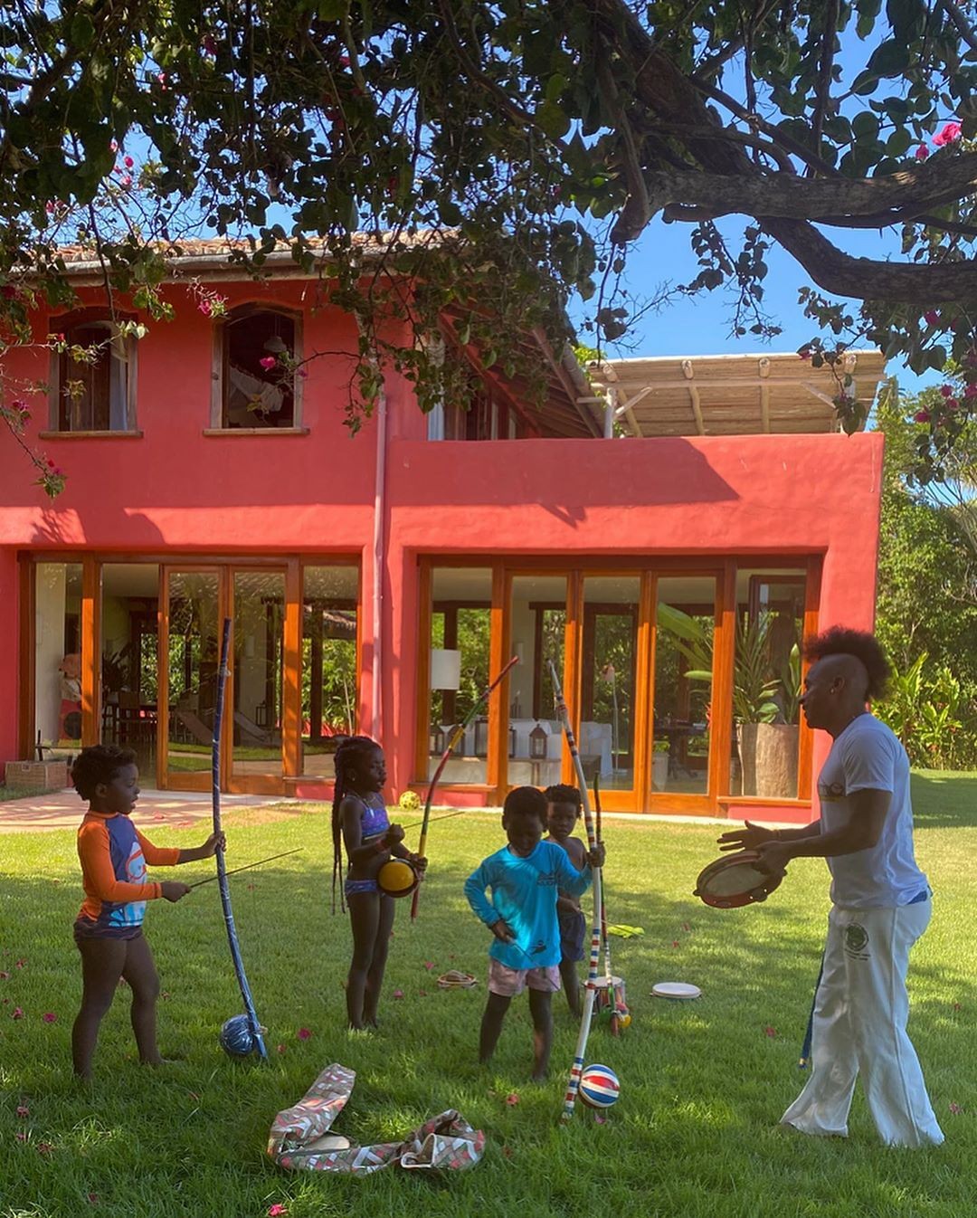 Titi e Bless fazem aula de capoeira com amigos (Foto: Reprodução/Instagram)