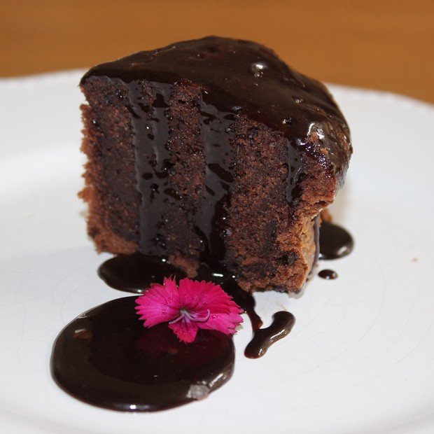 Bolo de chocolate da chef Ana Demaison Tranjan, do bufê Cositas na Cozinha (Foto: Divulgação)