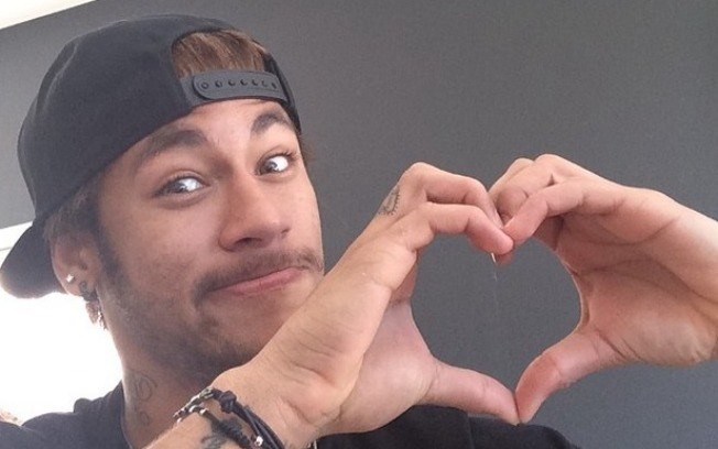 Neymar faz coraçãozinho com a mão (Foto: Reprodução)