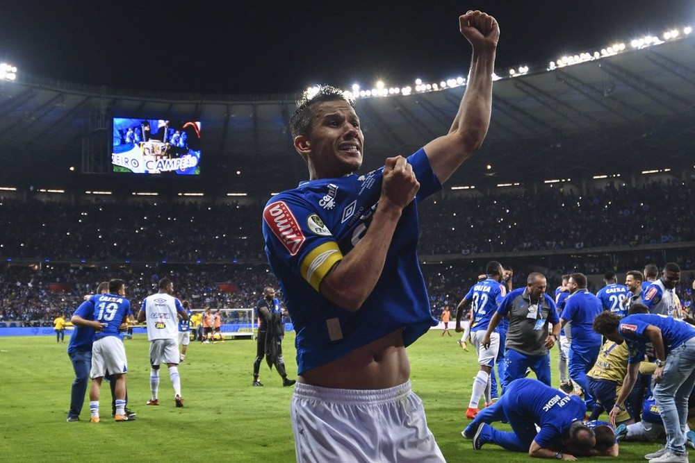 Veterano e símbolo do time Henrique levanta 1ª taça como capitão do Cruzeiro