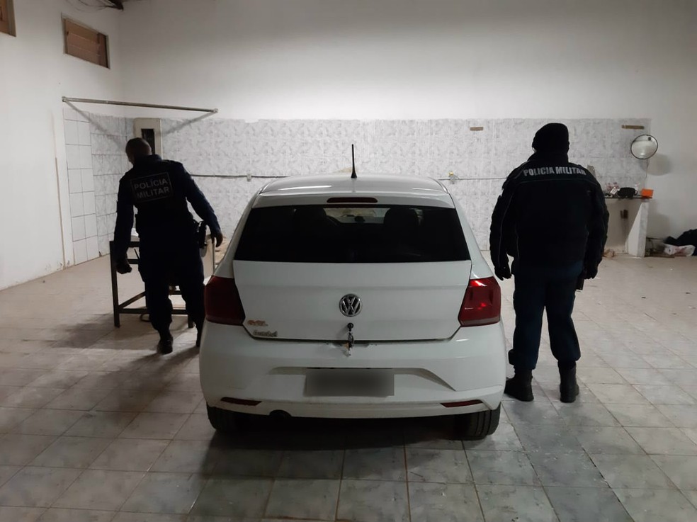 Veículo roubado no Jardim Canguru foi encontrado dentro de uma marcenaria na Vila Progresso — Foto: PM/Divulgação