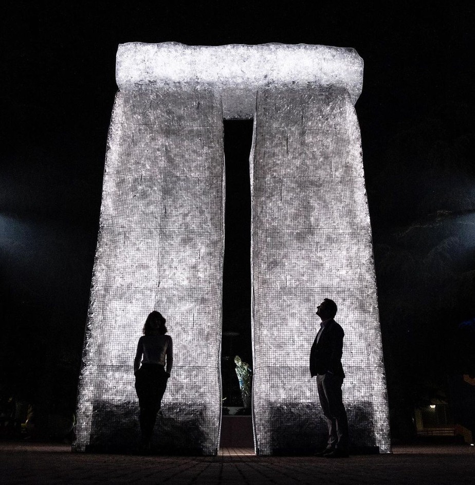 A réplica de Stonehenge tem 6,5 m de altura e é chamada 'Monumento de Plástico'