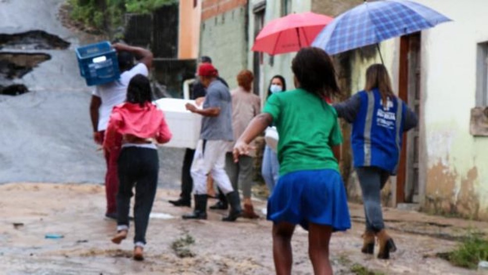 A Prefeitura de Teixeira de Freitas usou as redes sociais para divulgar imagens da distribuição de materiais e alimentos aos moradores acometidos — Foto: DIVULGAÇÃO/PREFEITURA MUNICIPAL DE TEIXEIRA DE FREITAS