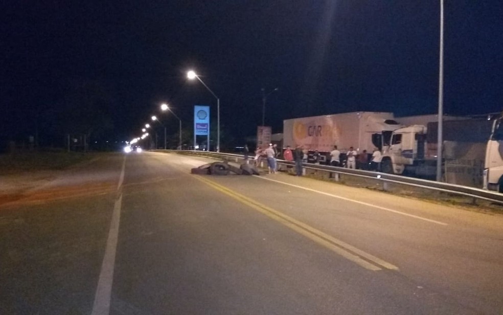 Caminhoneiros usaram pneus para bloquear rodovia na manhÃ£ desta segunda-feira (21) na BR-324 (Foto: DivulgaÃ§Ã£op/ Via Bahia)