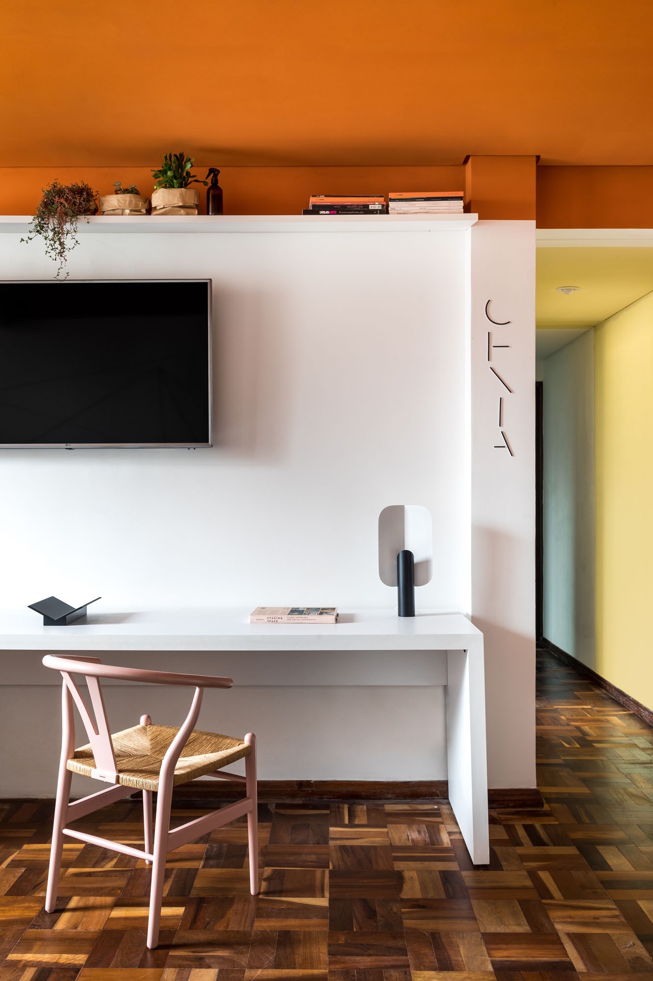 Décor do dia: sala de estar com teto colorido vira home office flexível (Foto: Eduardo Macarios)