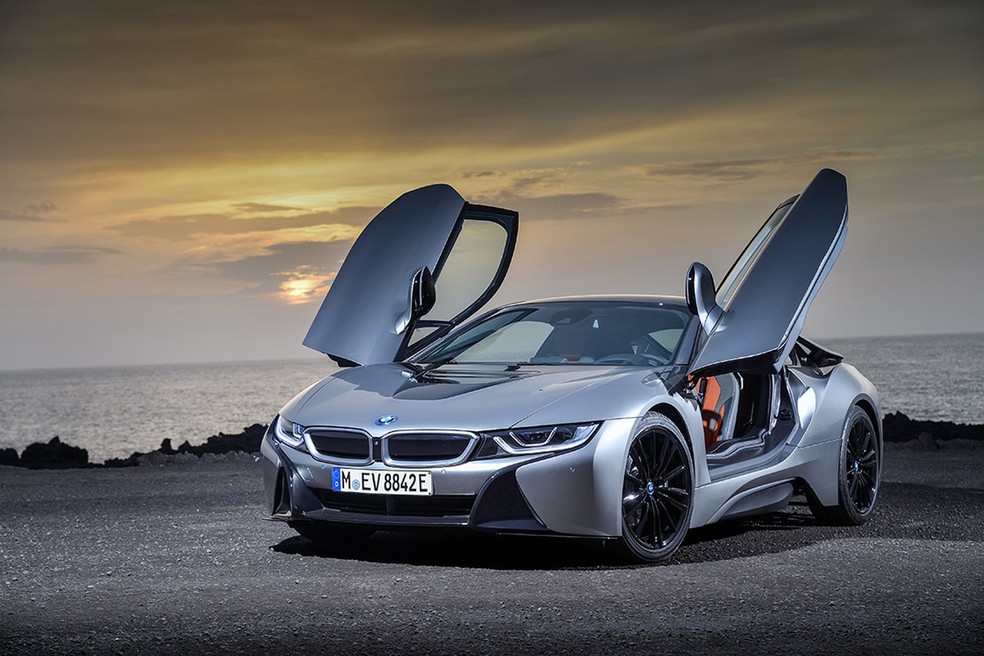 Esportivo, BMW i8 combina o trabalho sincronizado de um motor à combustão e uma unidade elétrica — Foto: Divulgação