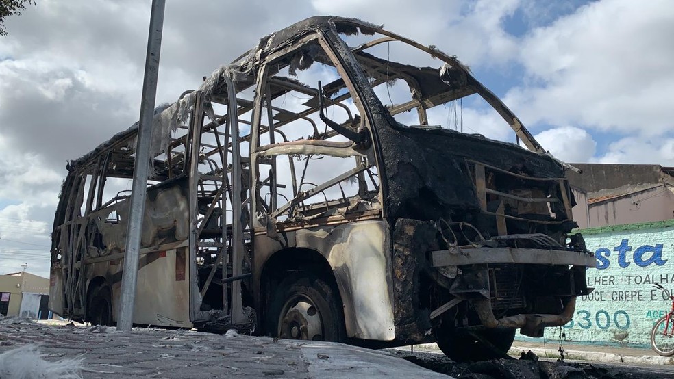 Micro-ônibus incendiado era utilizado no transporte complementar de Maracanaú, na Grande Fortaleza. — Foto: João Pedro Ribeiro