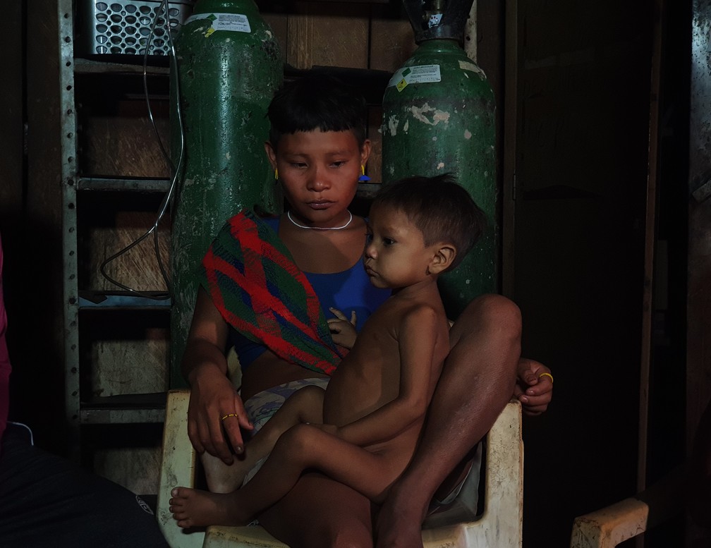 Maria Cláudia Yanomami com o filho Leo, de 2 anos, ambos estavam com malária e foram internados em Surucucu, na Terra Indígena Yanomami — Foto: Valéria Oliveira/g1