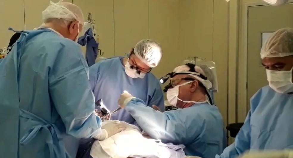 Hospital Universitário Onofre Lopes realiza pela primeira vez uma cirurgia cardíaca de ponte de safena minimamente invasiva — Foto: Reprodução/HUOL
