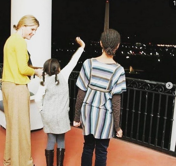 A jornalista Jenna Bush Hager, filha de George Bush, mostrando a Casa Branca para Sasha e Malia Obama, filhas de Barack Obama (Foto: Instagram)