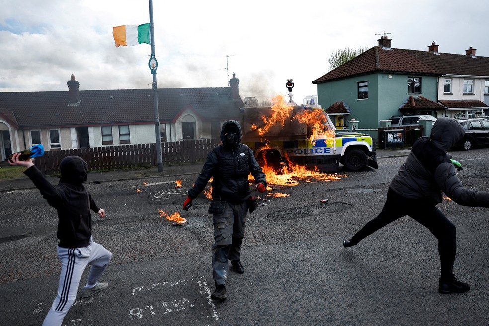 Manifestantes usam coquetéis molotov para incendiar viatura policial em Londonderry, na Irlanda do Norte em 10 de abril de 2023 — Foto: Clodagh Kilcoyne/REUTERS