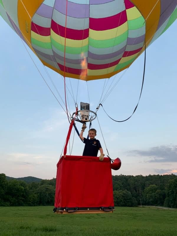 Menino de 8 anos se torna a pessoa mais jovem a pilotar sozinho um balão de ar quente (Foto: Reprodução/Facebook)