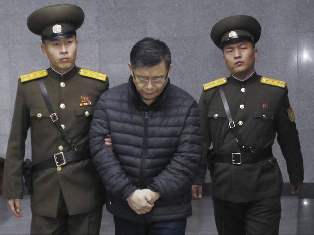Hyeon Soo Lim durante seu julgamento nesta quarta-feira (16) na Coreia do Norte (Foto: Jon Chol Jin/AP)