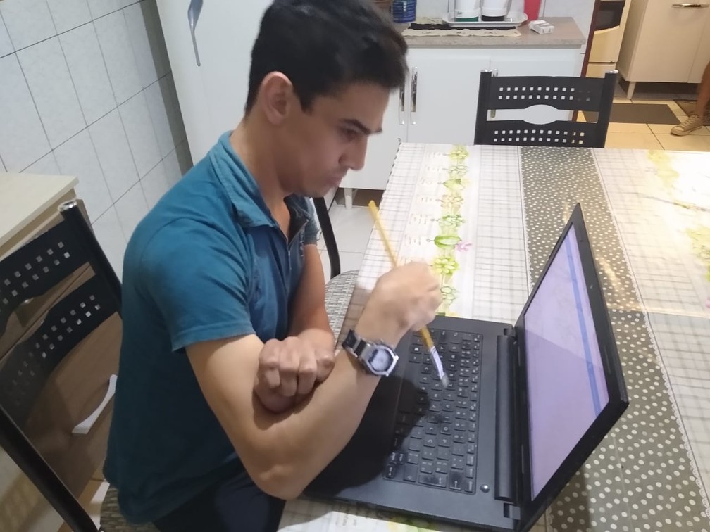 Welligton tem 30 anos e conseguiu concluir os estudos graÃ§as ao pincel que o ajuda a digitar  â Foto: Marcelo Zanello MillÃ©o/Arquivo pessoal 