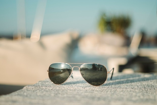 Os óculos escuros possuem capacidade de proteger contra os raios ultravioletas (UV) (Foto: Divulgação/Unsplash (Griffin Wooldridge))