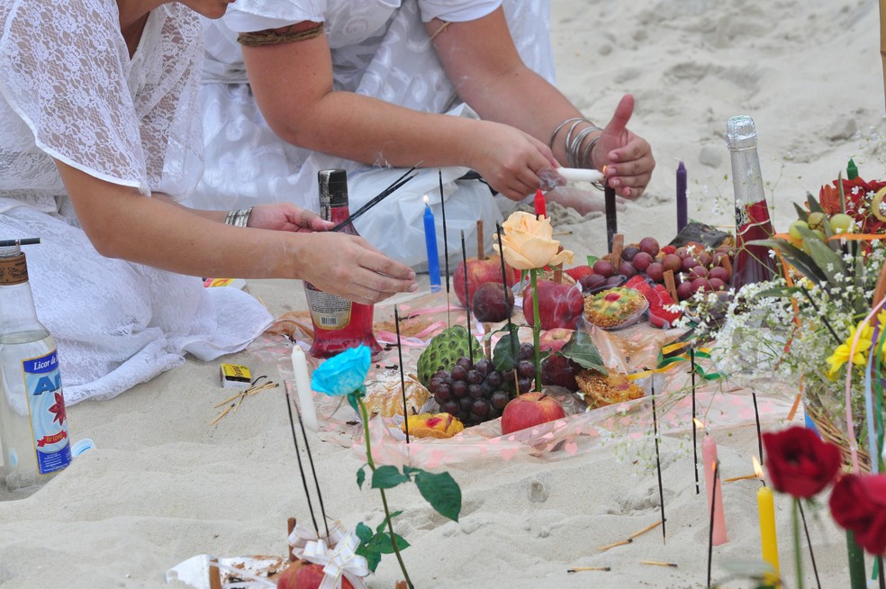Oferendas a Iemanjá no reveillon 2012 em Copacabana — Foto: Alexandre Macieira/Riotur