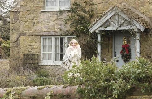 Em "O amor não tira férias", a personagem de Cameron Diaz passa uma semana no charmoso chalé de Kate Winslet na Inglaterra
