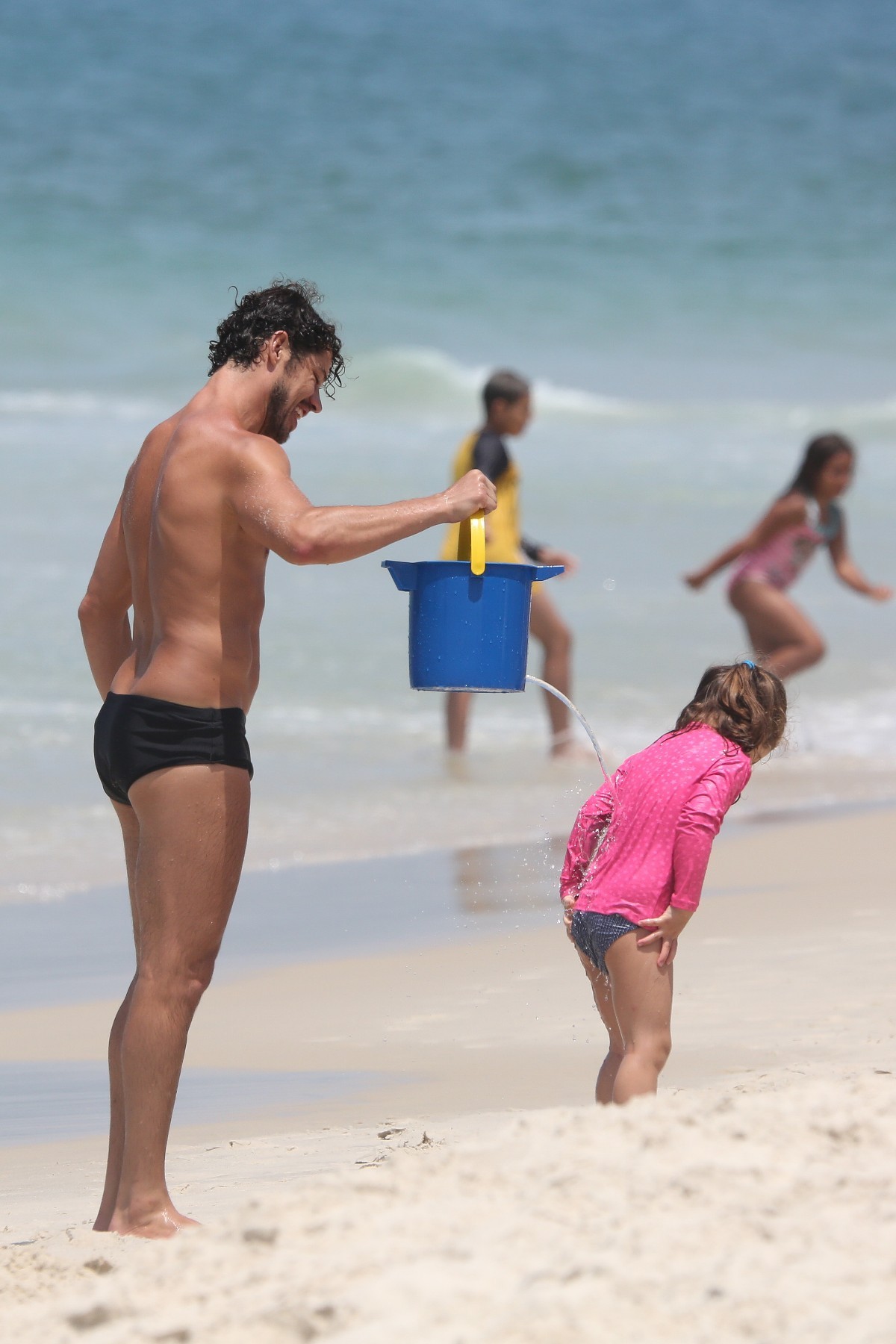 José Loreto e a filha Bella na Praia da Barra da Tijuca (Foto: Fabricio Pioyani/AgNews)